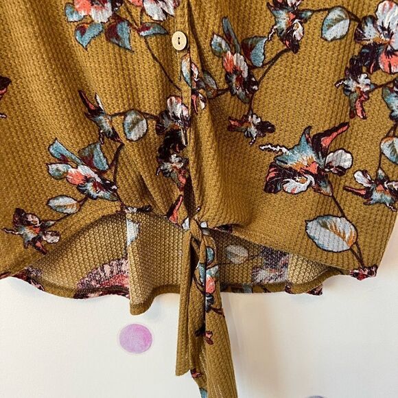 Gold floral boutique top  - Picture 4 of 6